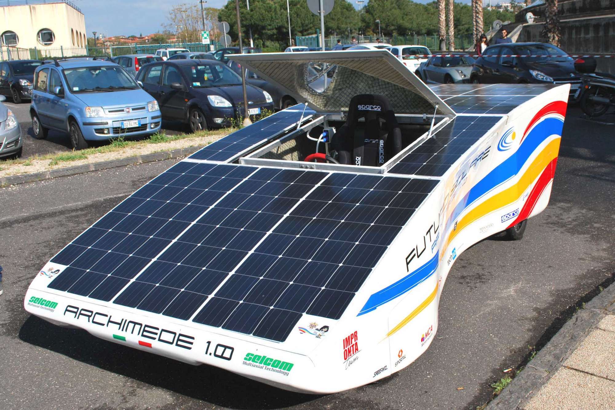 Auto elettrica ad energia solare, prove tecniche di futuro