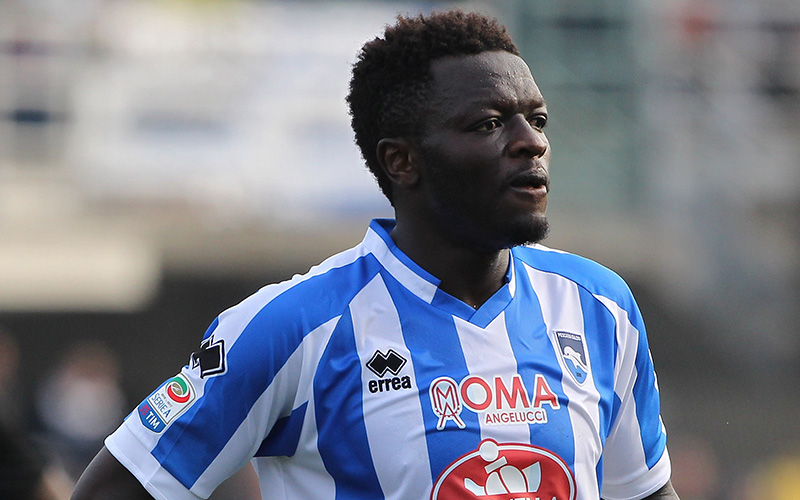 Calcio, cori razzisti a Cagliari: Muntari abbandona il campo Calcio, cori razzisti a Cagliari: Muntari abbandona il campo