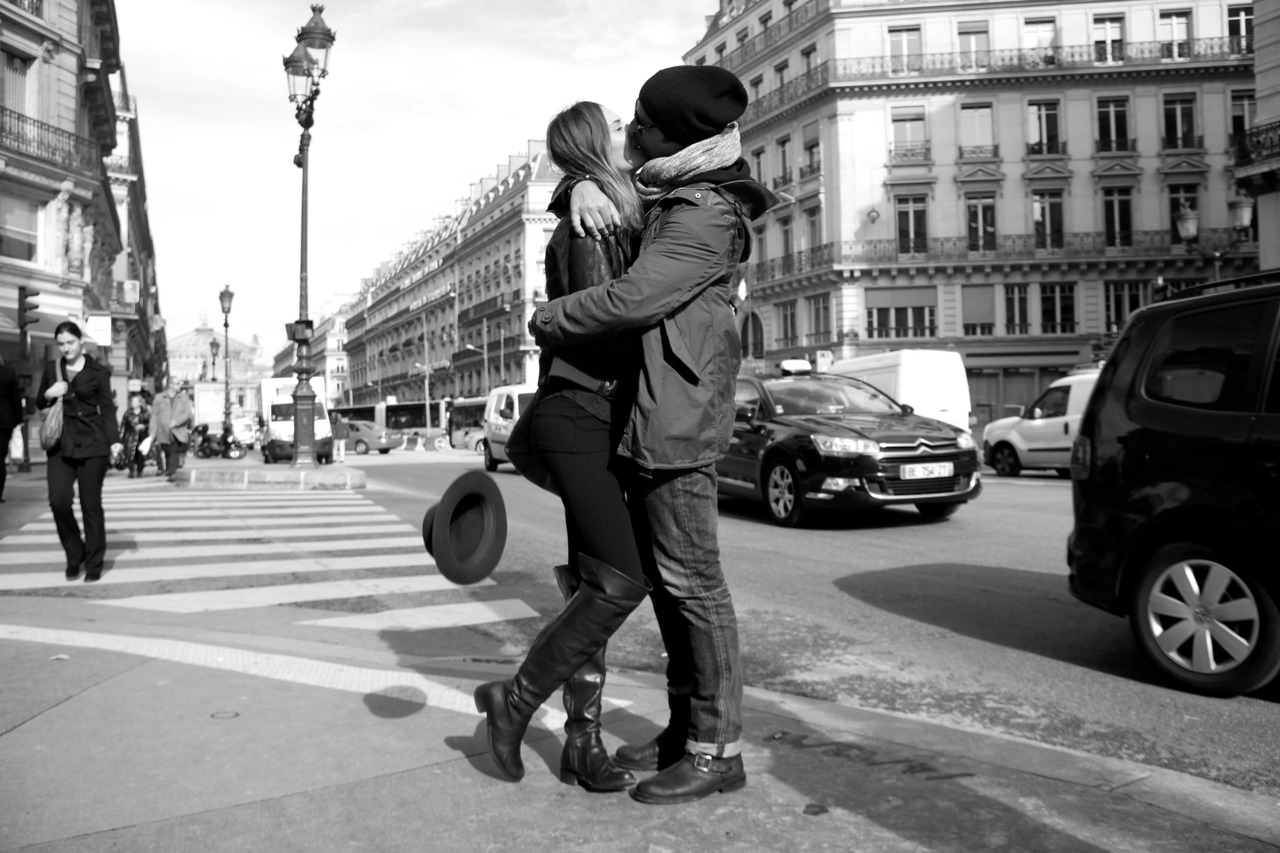 Парень целуется на улице. Уличное фото поцелуй. Фото поцелуй СТО лучших фотографий. 100 Поцелуев.