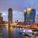 Rotterdam. Vista del porto. In primo piano i padiglioni galleggianti, del team Deltasync / Public Domain Architects, realizzati per sperimentare il galleggiamento di nuove costruzioni adattive al mutevole livello delle acque