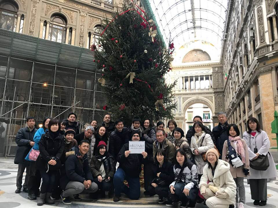 Albero Di Natale A Napoli.Napoli L Albero Di Natale Vandalizzato Diventa Meta Di Turisti